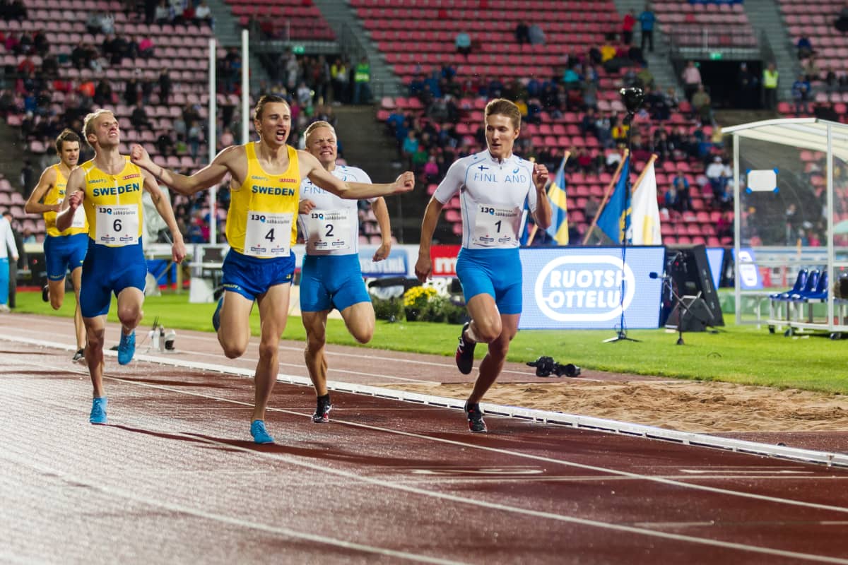 Joonas Rinne (vas.) ja Markus Teijula Ruotsi-ottelussa Tampereen stadionilla vuonna 2018.