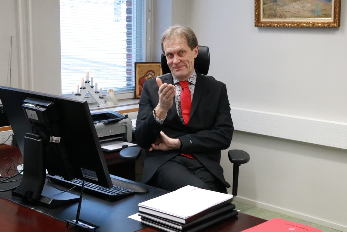 Nurmeksen kaupunginjohtaja Asko Saatsi istuu työpöytänsä takana.