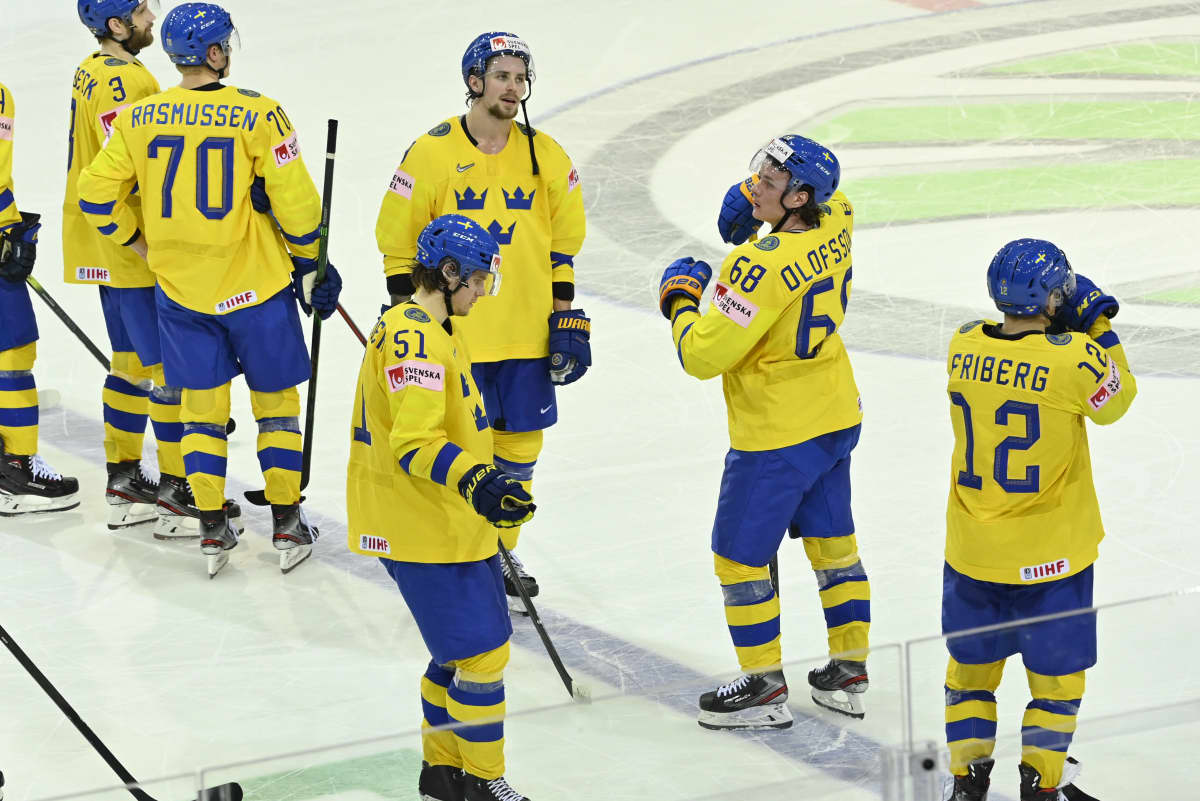 Ruotsin pelaajat hävityn ottelun jälkeen.