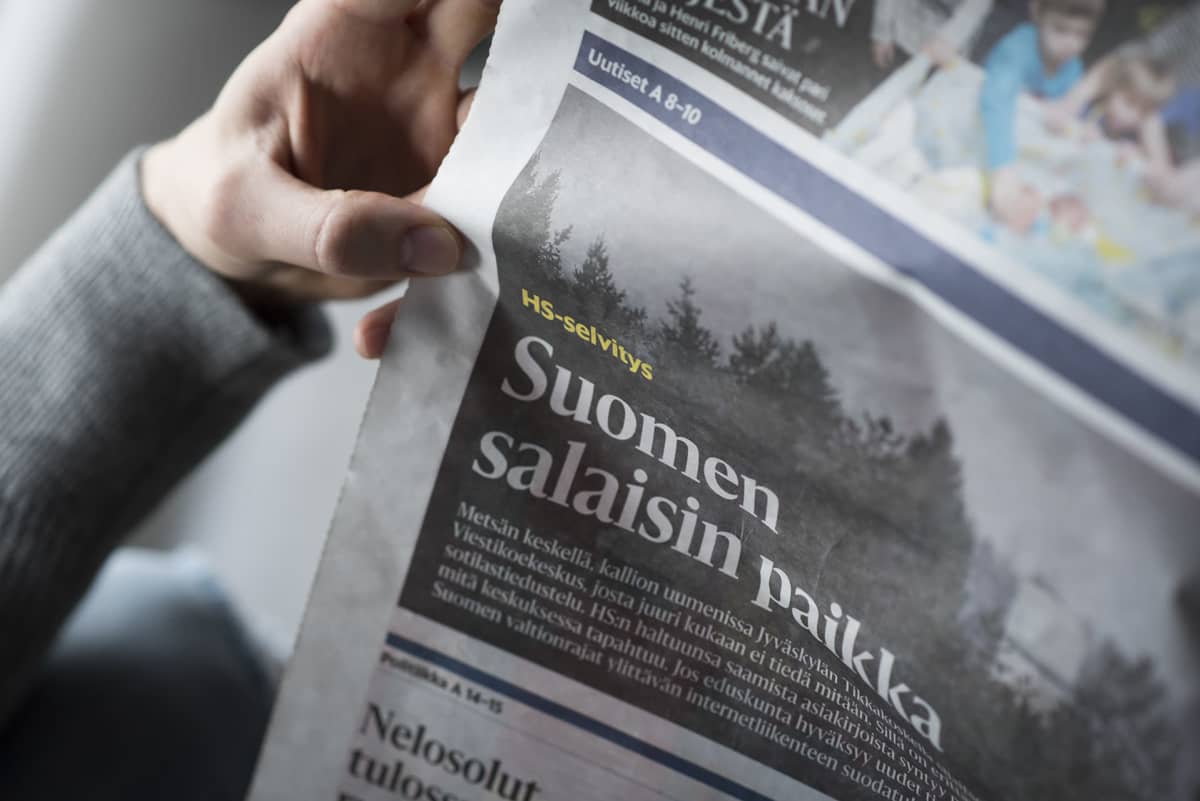 Mies lukee Helsingin Sanomia