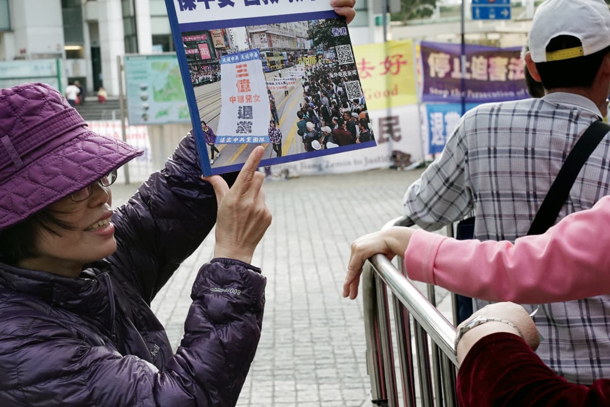  Liao Limei kehottaa turisteja eroamaan Kiinan kommunistisesta puolueesta.
