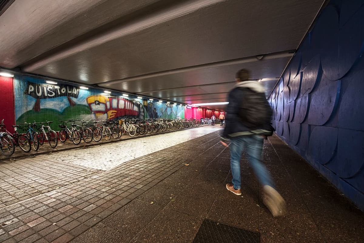 Viisi asemaa, viisi tunnelmaa – työmatka voi olla betonia tai taidetta |  Yle Uutiset