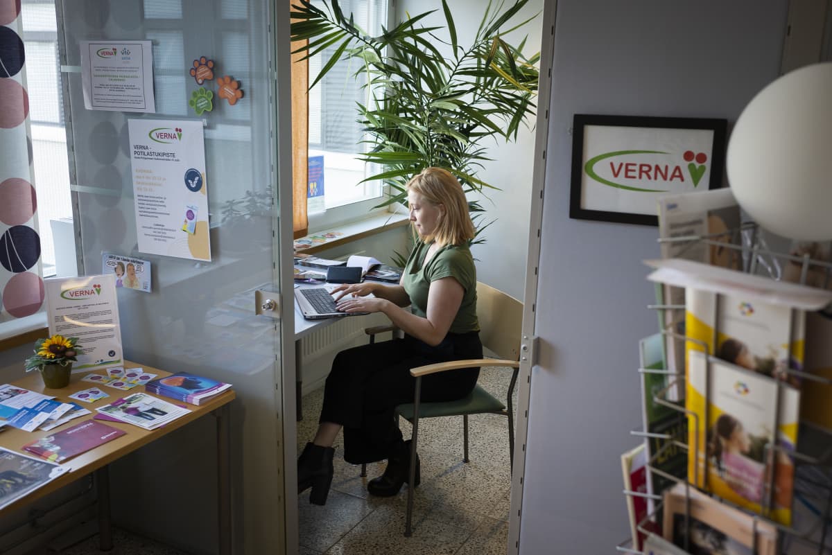 Nainen tekee töitä kannettavalla tietokoneella Vernan vapaaehtoistoiminnanpisteessä. 
