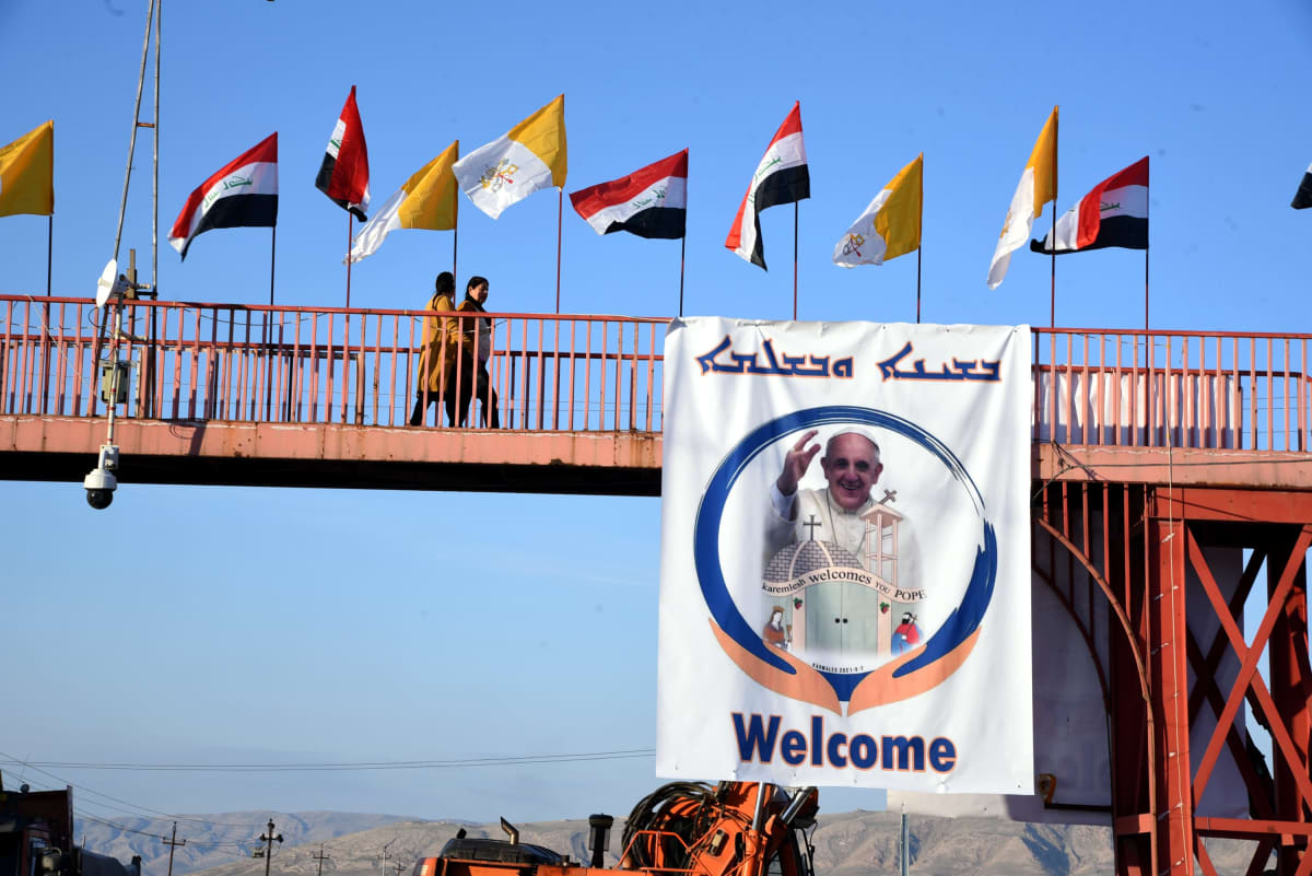 Pohjois-irakilaisessa Qaraqoshin kaupungissa roikkui jo viikko sitten paavin tulevasta vierailusta kertovia julisteita.