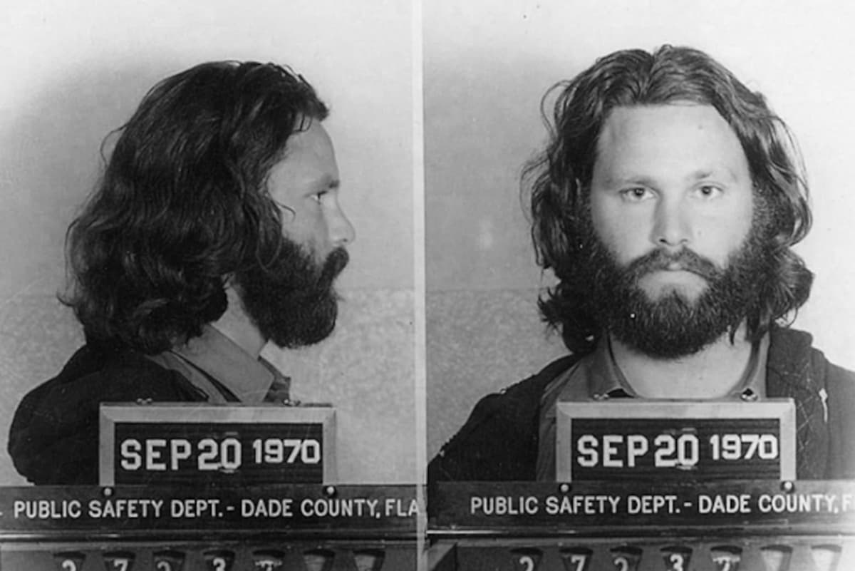 Jim Morrison poliisin tunnistuskuvaparissa. 20. syyskuuta 1970.