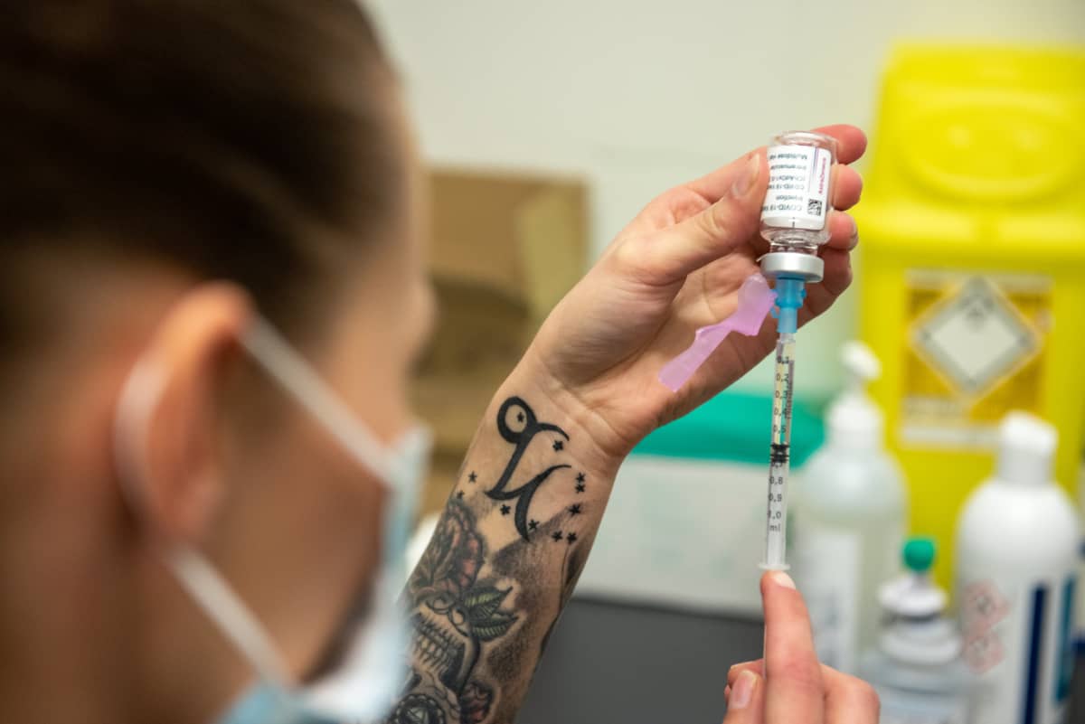 Tyoikaiset Raportoivat Koronarokotteiden Haittavaikutuksista Eniten Listasimme Yleisimmat Haitat Jokaisesta Suomessa Kaytetysta Rokotteesta Yle Uutiset Yle Fi