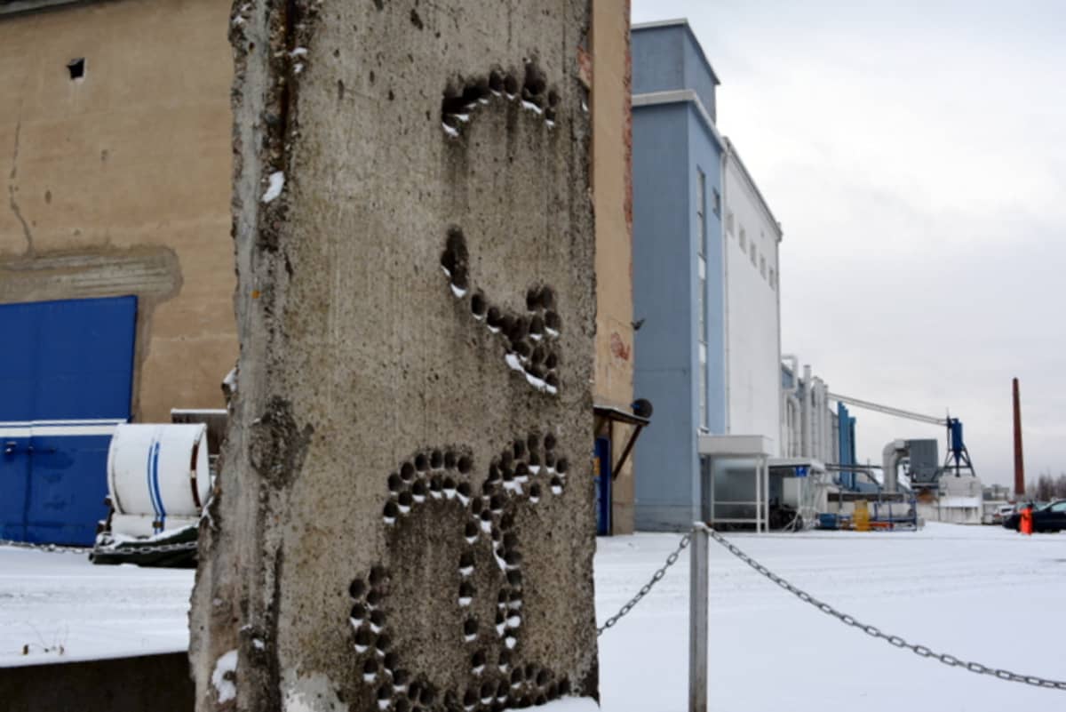 Kappale Berliinin muuria Kuopiossa talvimaisemassa.