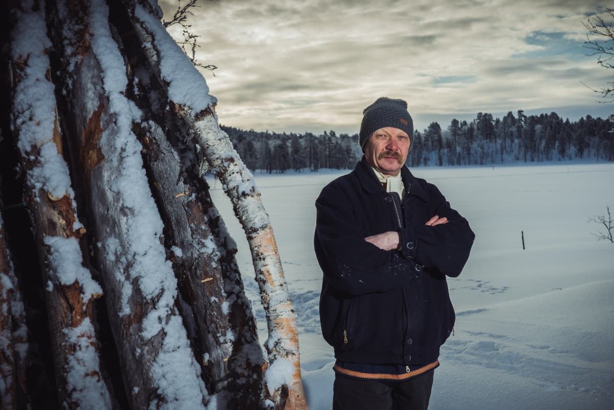 Kolttasaamelainen Pekka Fofonoff kotonaan Nitsijärvellä. 