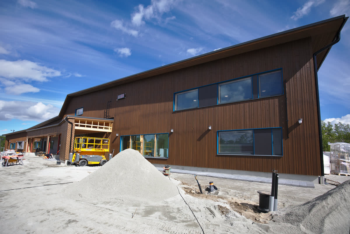 Kilpisjärven palaneen koulun oppilaat pääsevät vihdoin uuteen  koulurakennukseen | Yle Uutiset