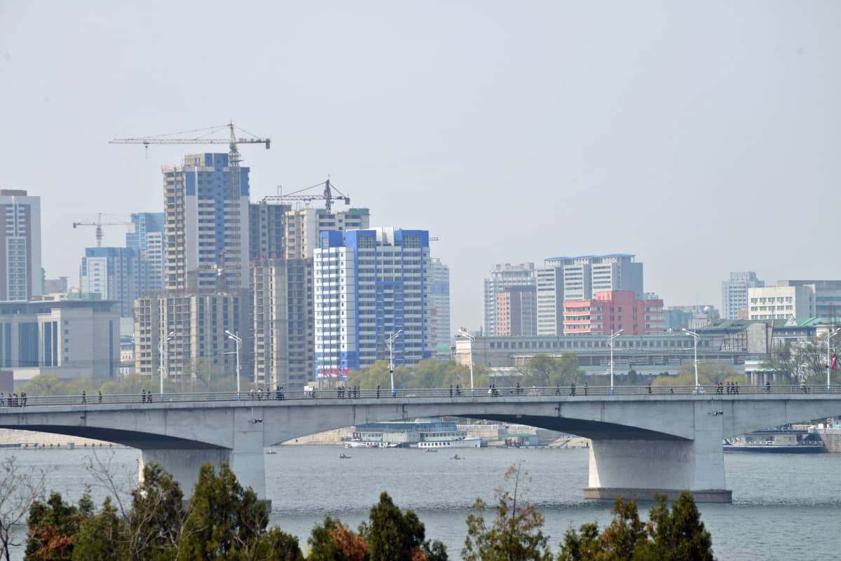 Pjongjangin keskustaan on rakenteilla paljon asuinkerrostaloja, mitä viranomaiset pitävät osoituksena talouden noususta.