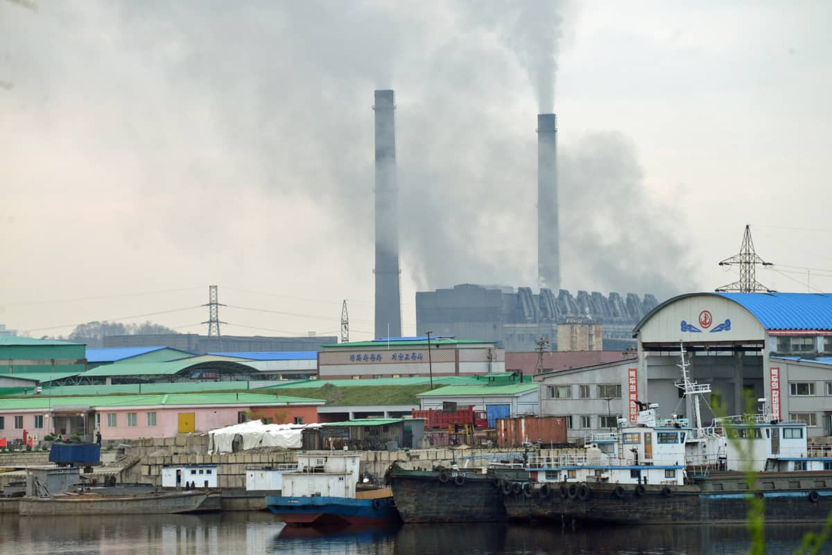 Telakka ja voimalaitos Pjongjangissa. Suuri osa Pohjois-Korean teollisuudesta on vanhentunutta ja toimii vajaateholla.