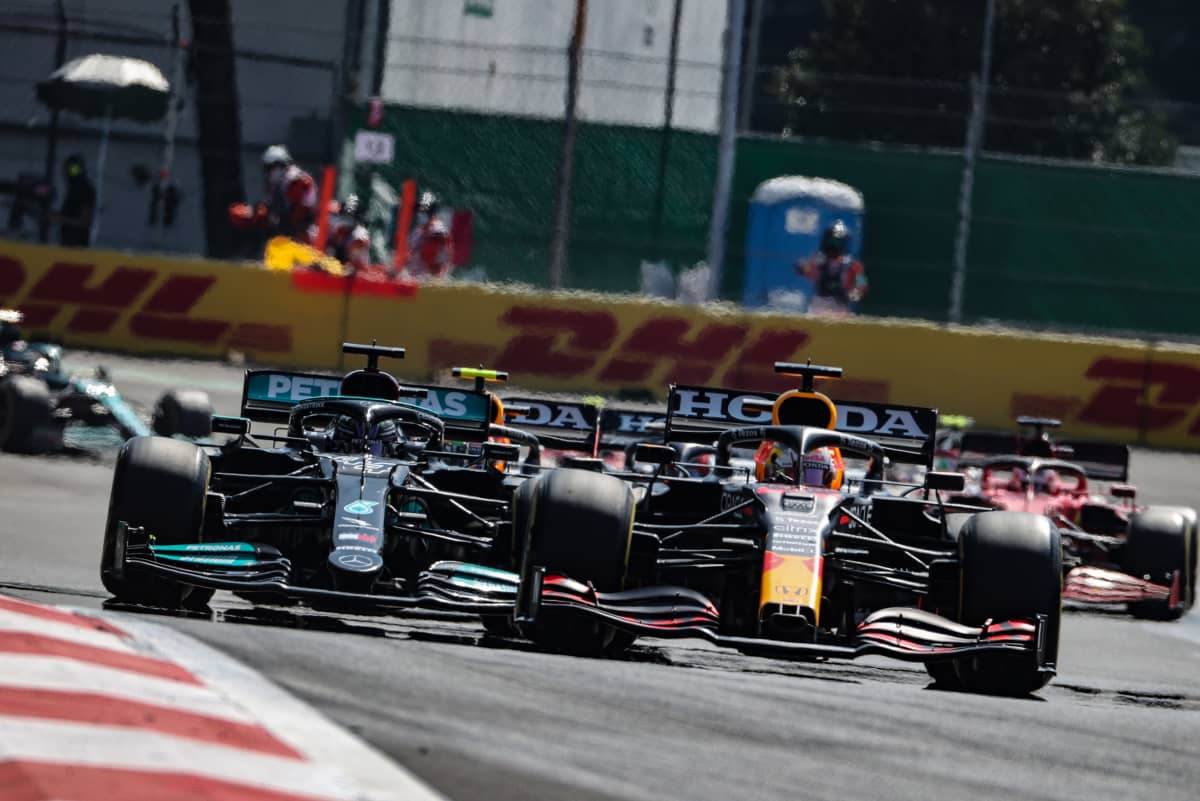 Lewis Hamilton ja Max Verstappen ottivat taas tiukasti yhteen Brasilian osakilpailussa sunnuntaina 14.11.2021.