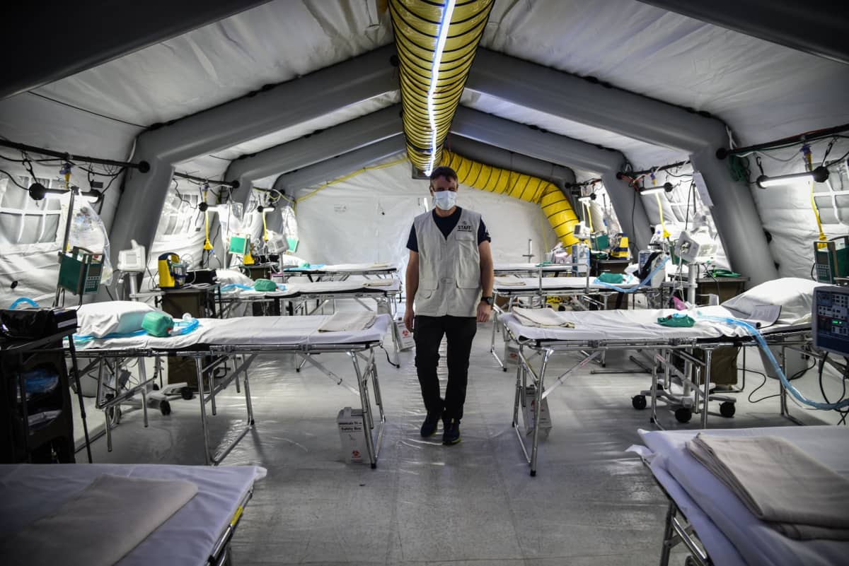 Cremonassa, Italiassa amerikkalainen kansalaisjärjestö pystytti teltta-teho-osaston sairaalan edustalle helpottamaan koronapotilaiden hoitoa. Teltta oli perjantaina lähes valmis vastaanottamaan potilaita.