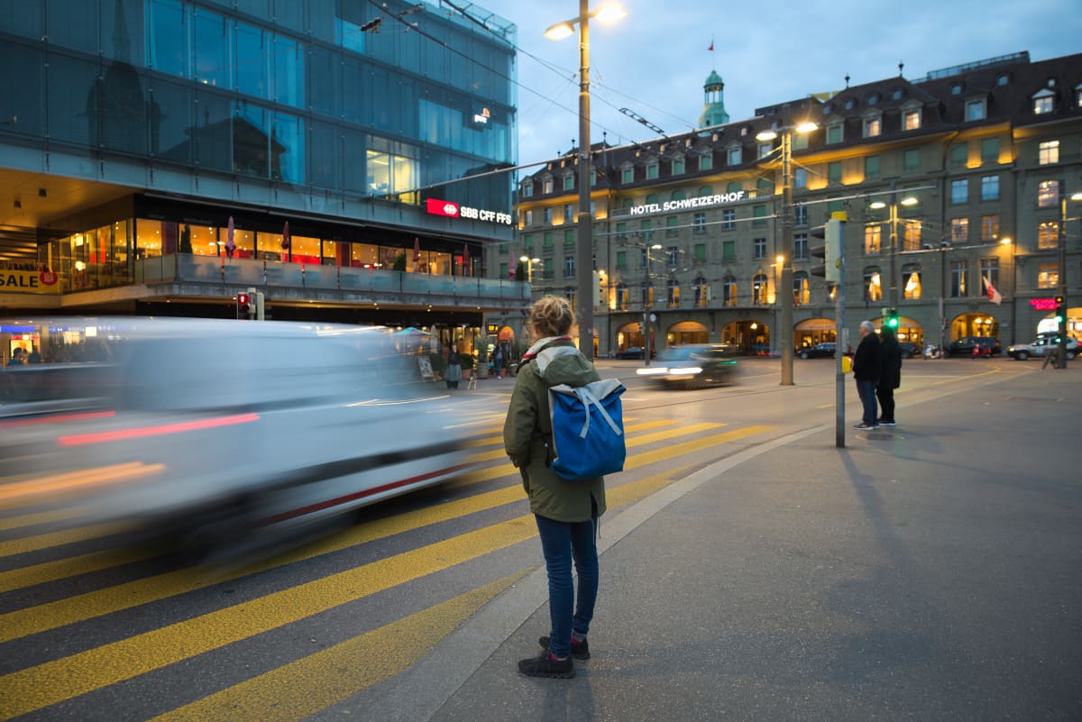 Jalankulkija ylittämässä tietä rautatieaseman lähettyvillä Sveitsin pääkaupungissa Bernissä