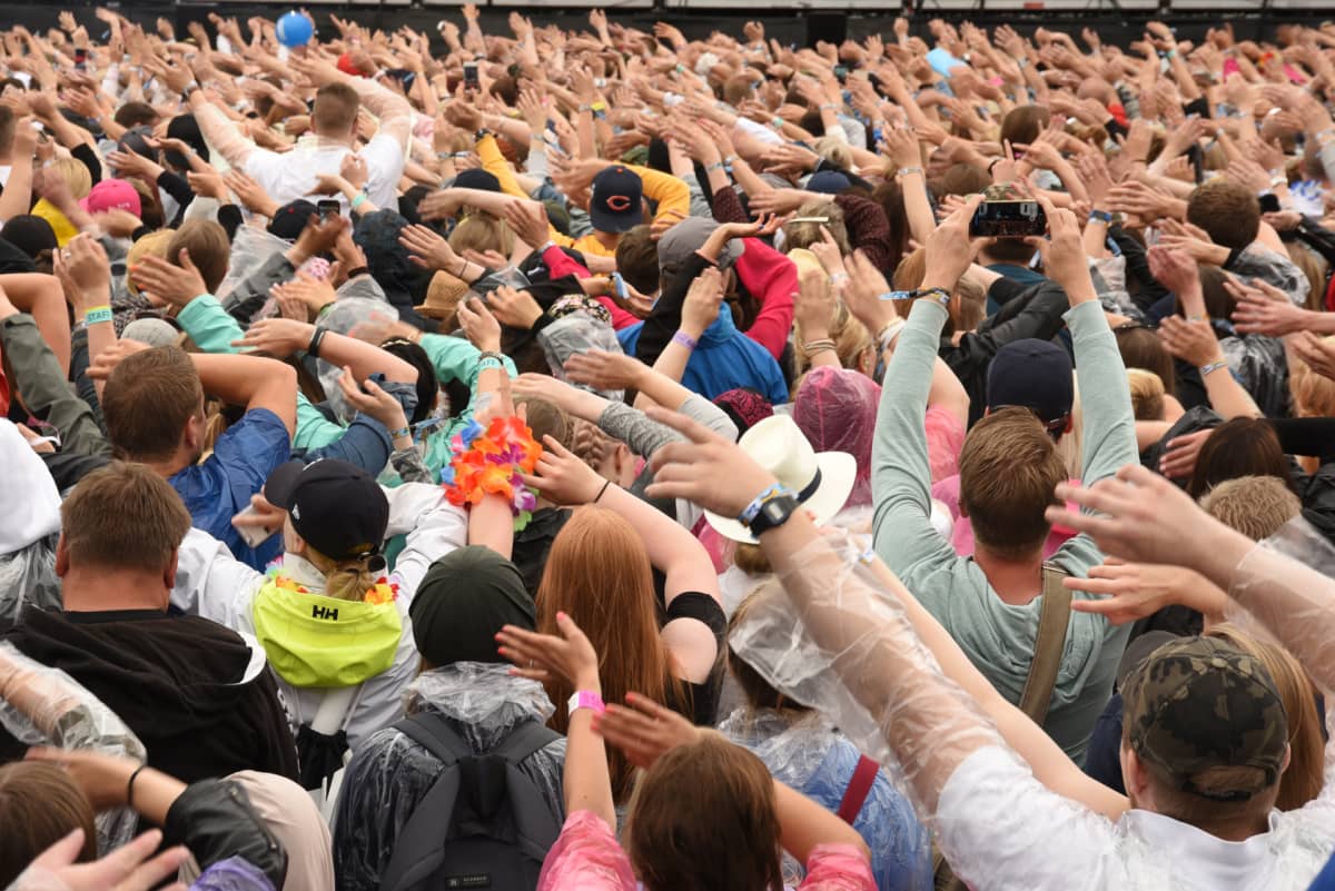 Yleisö kädet ylhäällä Oulun Qstockissa.