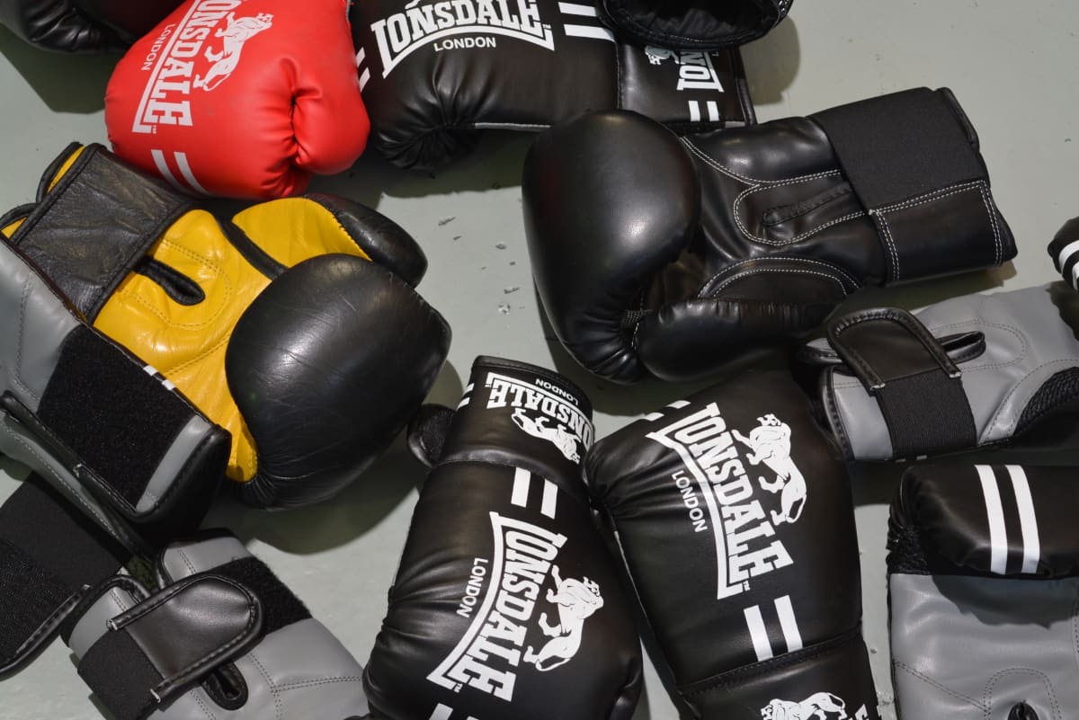 Kiimingin nyrkkeilyseura pääsi jatkamaan toimintaansa vuosien jälkeen –  paikallinen yrittäjä lahjoitti teollisuushallinsa seuran harjoitustilaksi