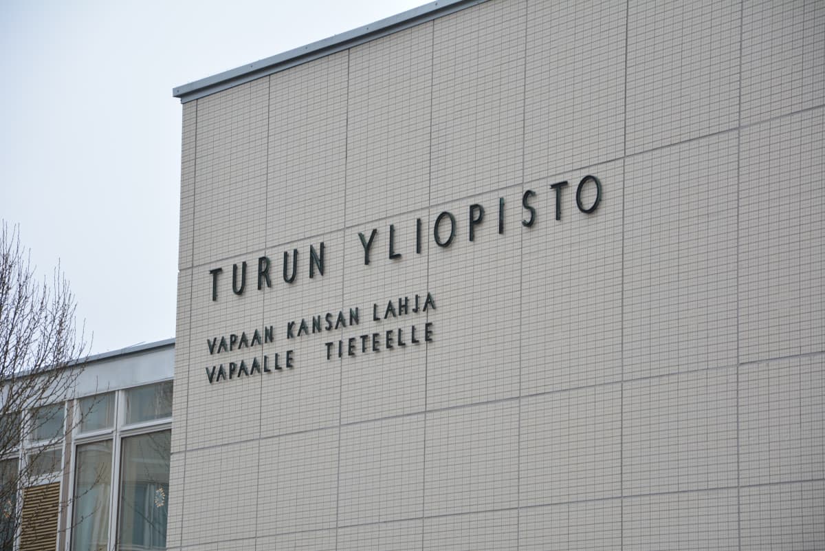 Turun yliopiston hallintorakennus ulkoa kuvattuna.