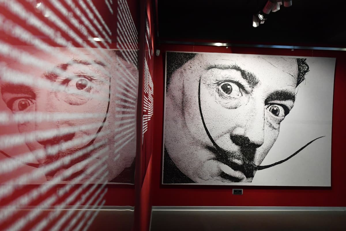 Taiteilija Salvador Dalí. Kuva Dalín veistosnäyttelystä Pietarista.