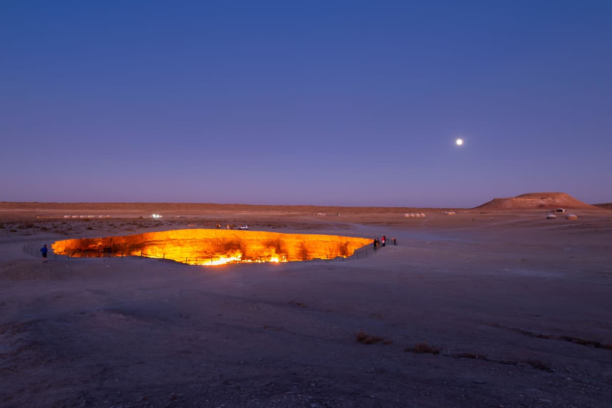 Karakumin aavikolla loimuava "Helvetin portti" kiinnostaa Turkmenistanissa vierailevia harvoja turisteja.