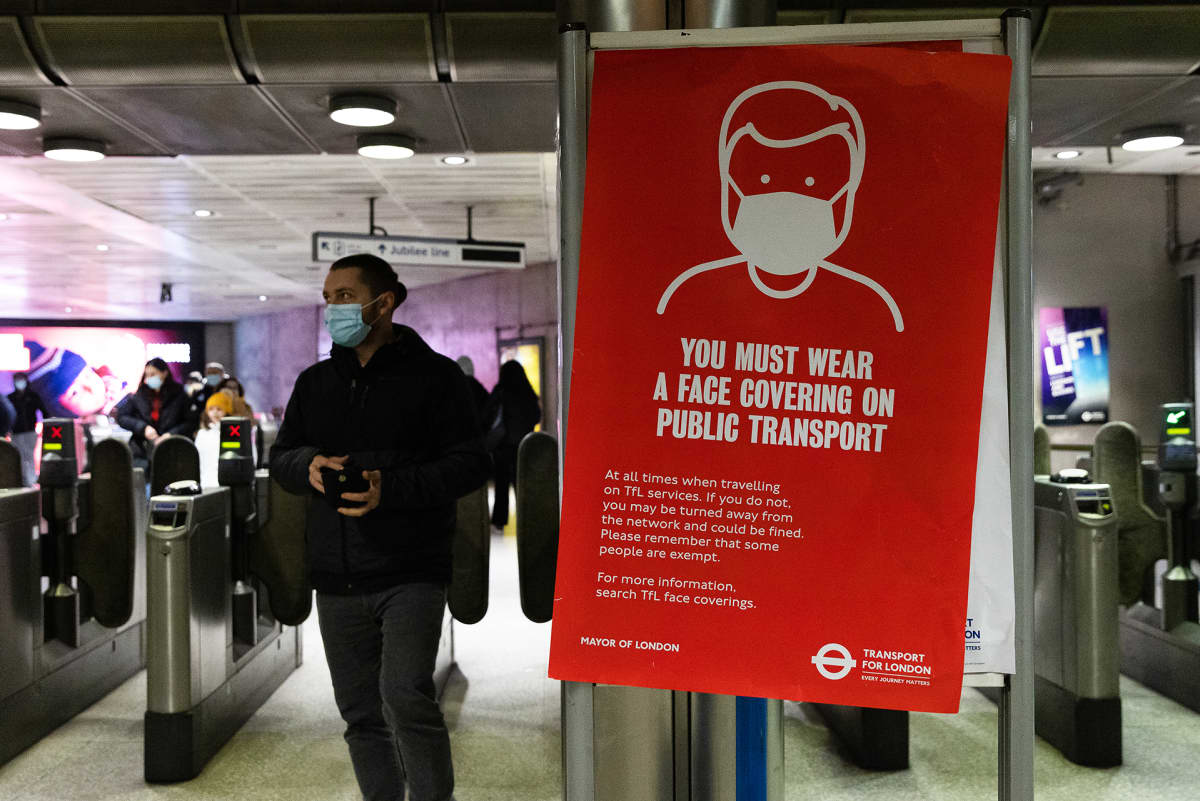 Maskin käytöstä kertova kyltti metroasemalla Lontoossa.