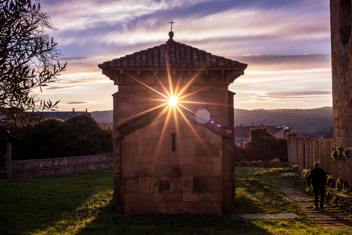 Aurinko paistaa Mozarabicin kappelin läpi San Miguelissa, Galiciassa.