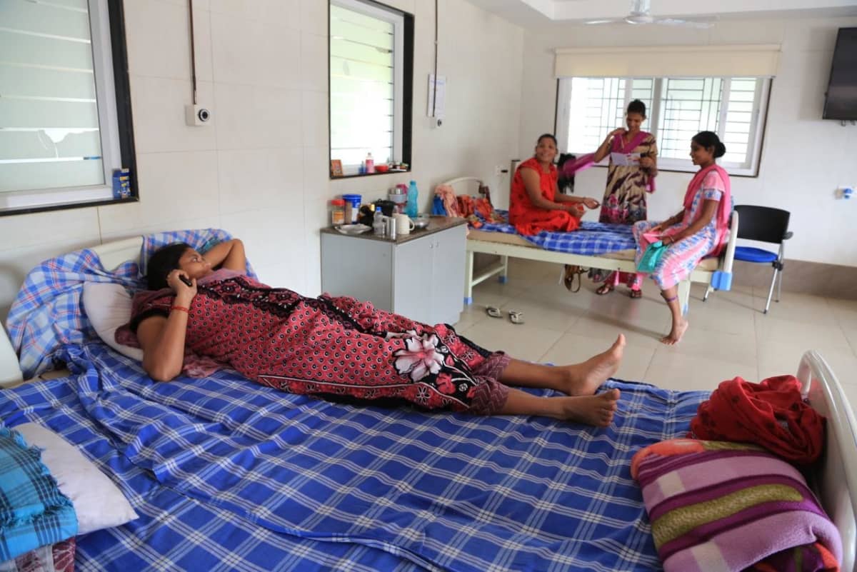 Anandissa Länsi-Intiassa sijaitsevaa Akanksha-klinikkaa pidetään sijaissynnytysten esimerkkilaitoksena. Parhaillaan siellä on asiakkaina noin 50 kohtunsa vuokrannutta naista.