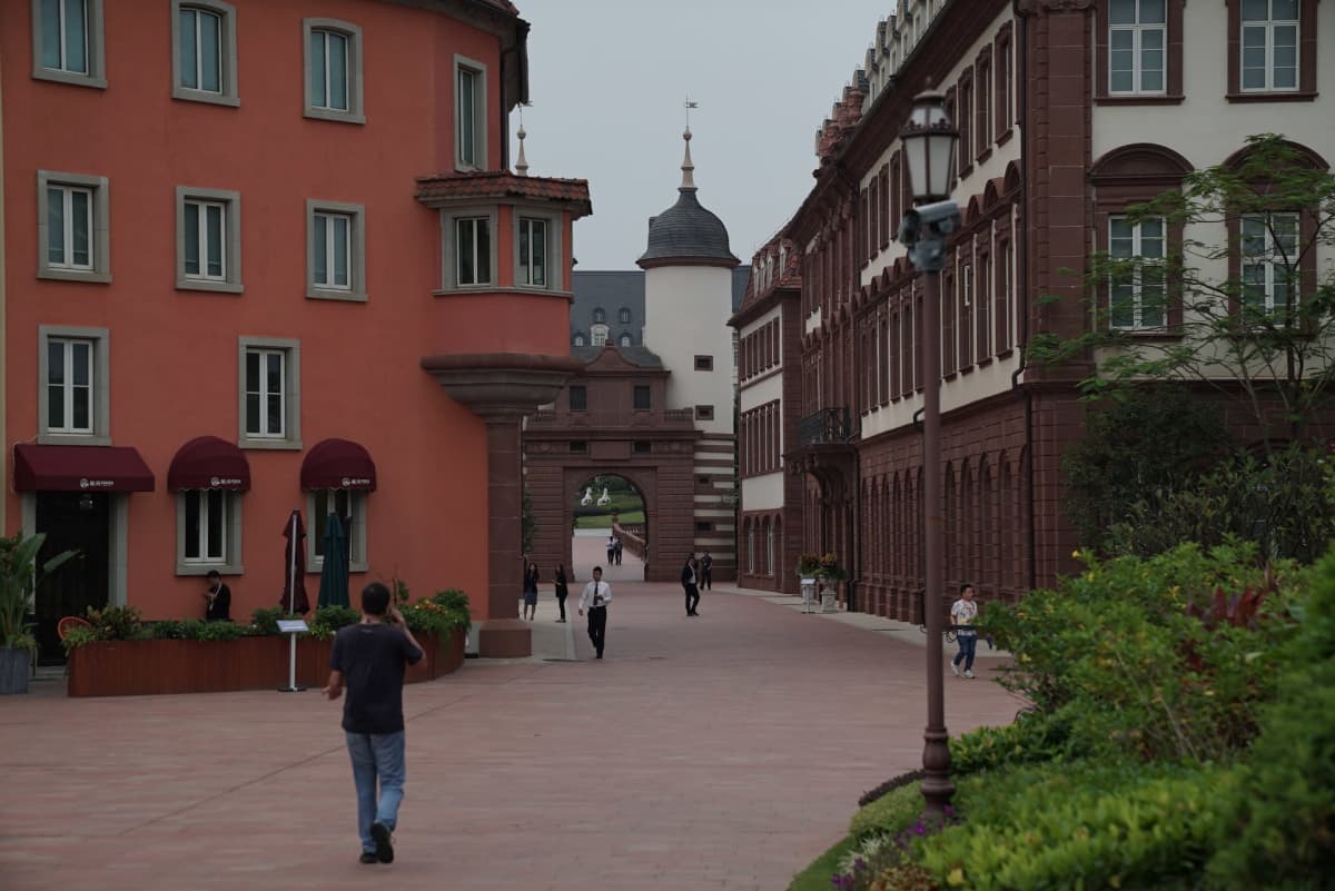 Vanhan Heidelbergin mallin mukaan rakennettua katua