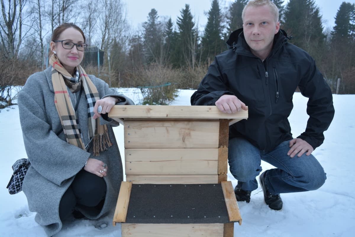 Virpi Aho ja JAnne Klockars näyttävät, millainen on viimeisen päälle tehty siilin talvitalo.
