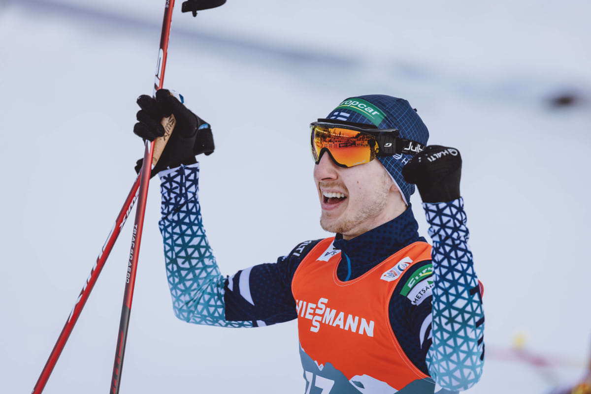 Ilkka Herola juhlii MM-hopeaa Oberstdorfissa talvella 2021.