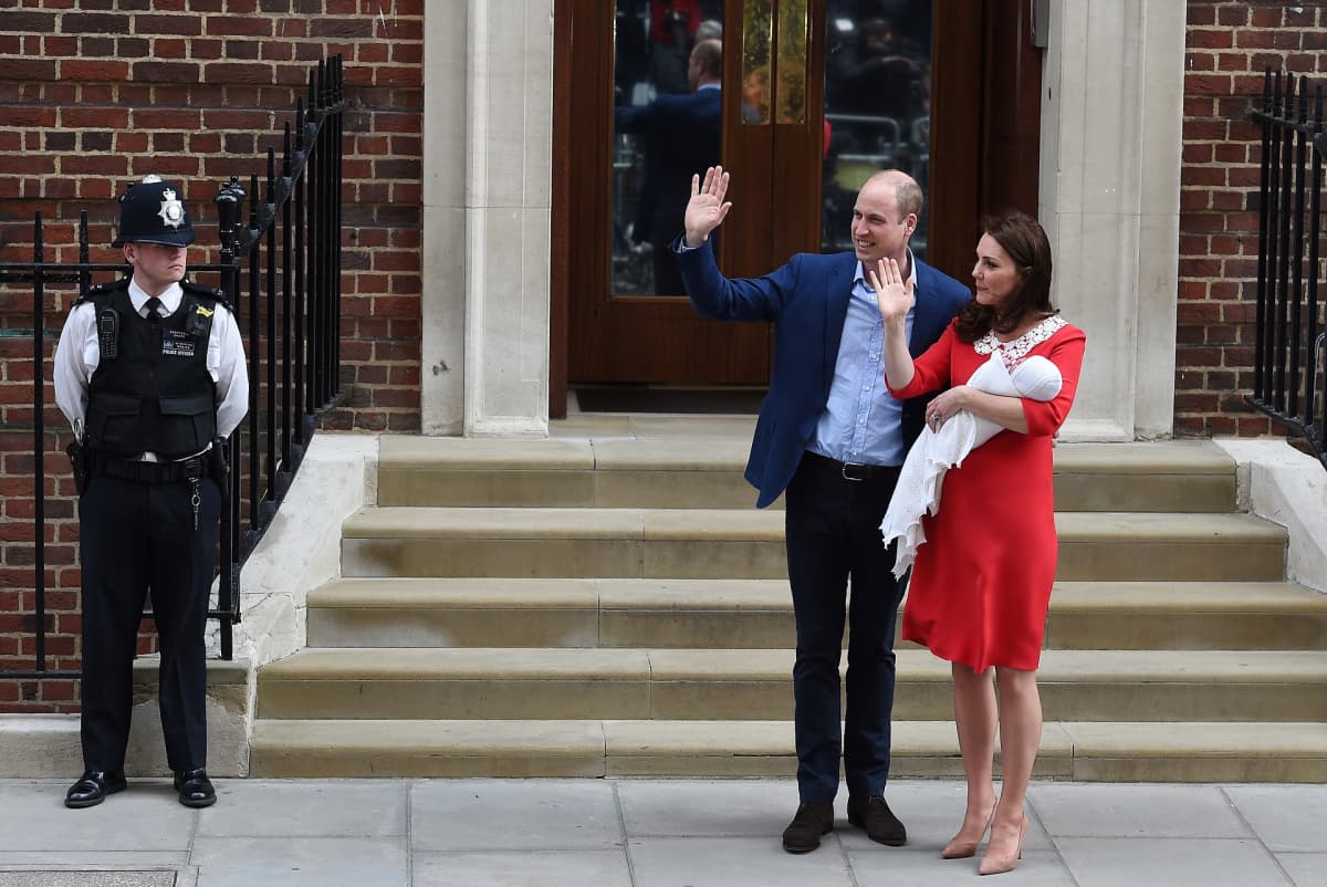 Prinssi William ja herttuatar Catherine esittelivät kolmannen lapsensa yleisölle heti tämän syntymäpäivänä. Kuvassa pariskunta vilkuttaa sairaalan edessä vauva Katen sylissä.