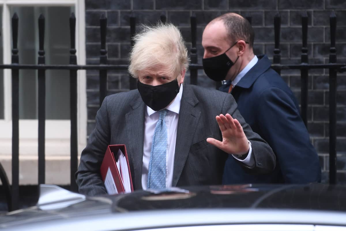 Boris Johnson viime viikon keskiviikkona lähdössä virka-asunnoltaan parlamenttiin.
