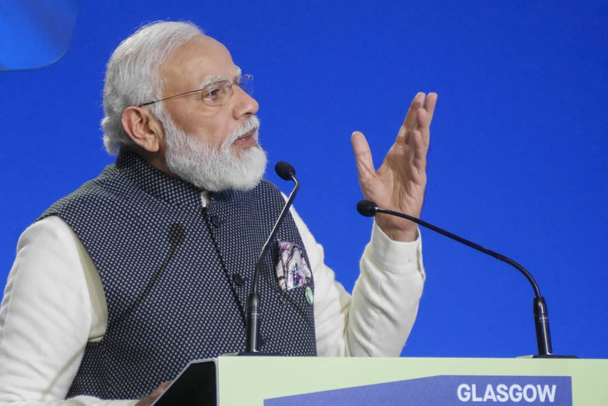 Narenda Modi Indiens premiärminister håller tal vid podiet på klimatmötet i Glasgow.