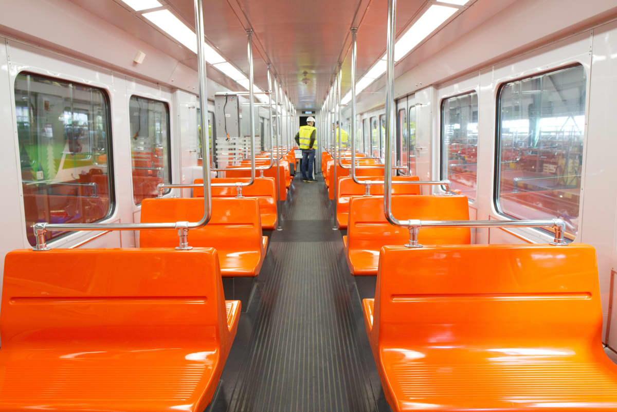 Peruskorjatun M100-sarjan metrojunan sisätilat näyttävät nyt tällaiselta.