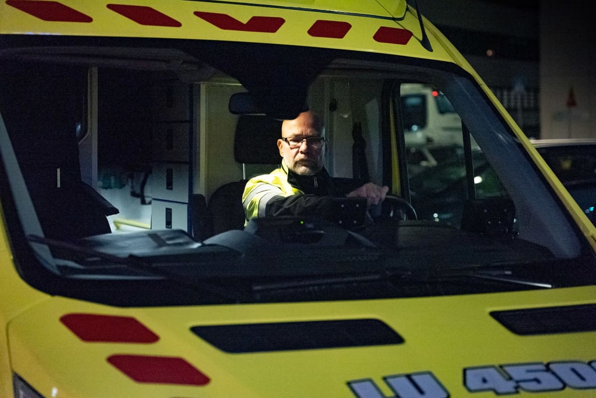 Olli-Pekka Nakari ambulanssin ohjaamossa.