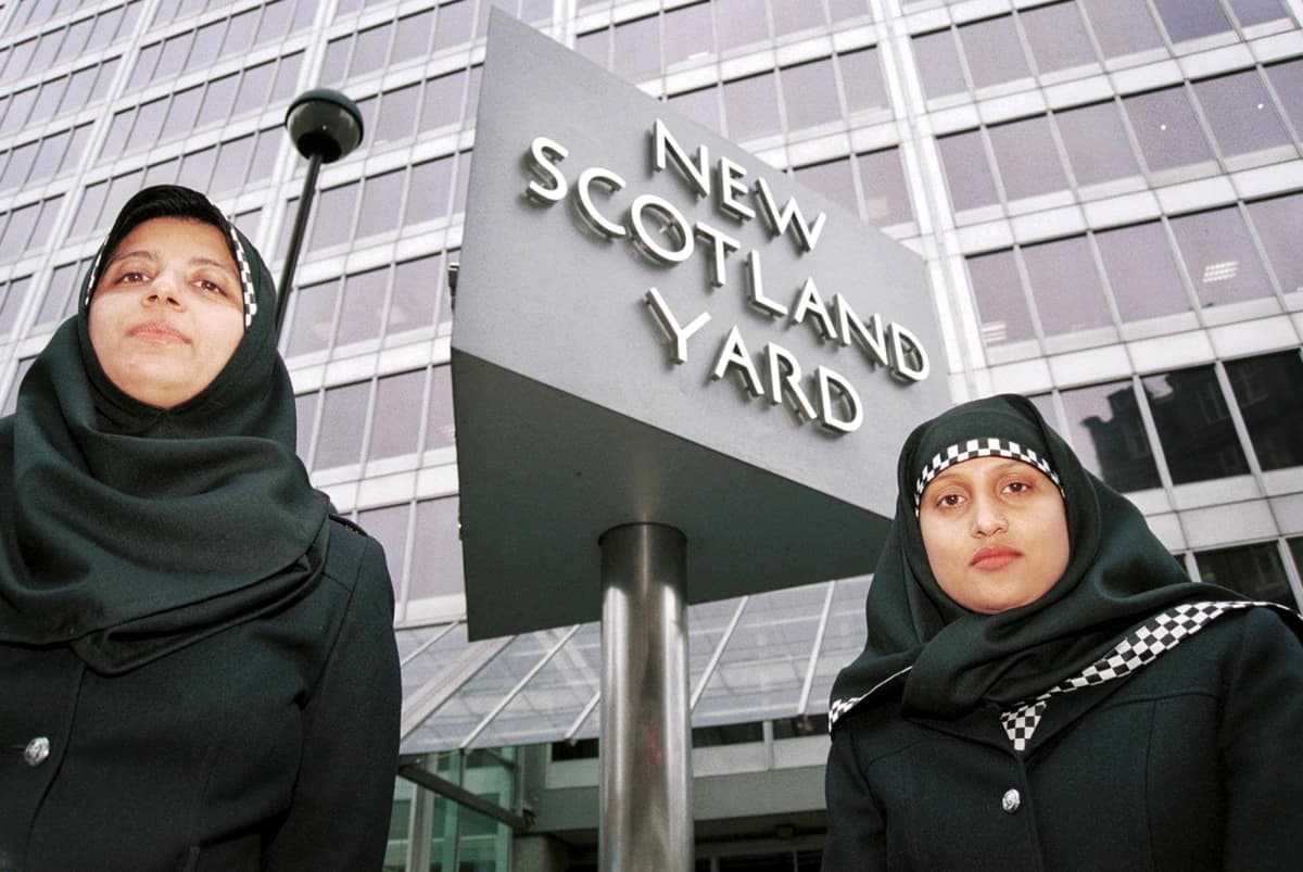 Kuvassa on kaksi hijabia käyttävää poliisia Lontoossa Scotland Yardin tilojen edessä.
