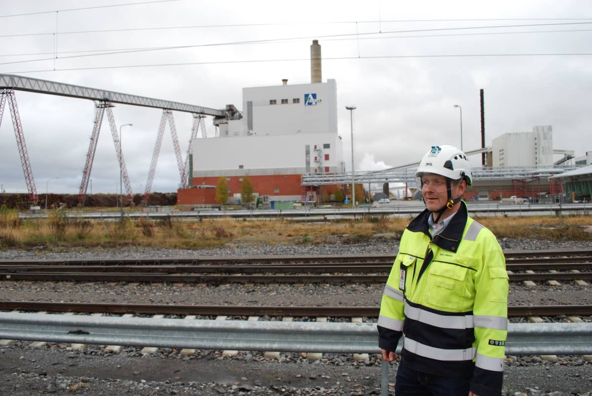 Björn Åkerlund och Alholmens kraftverk i bakgrunden.