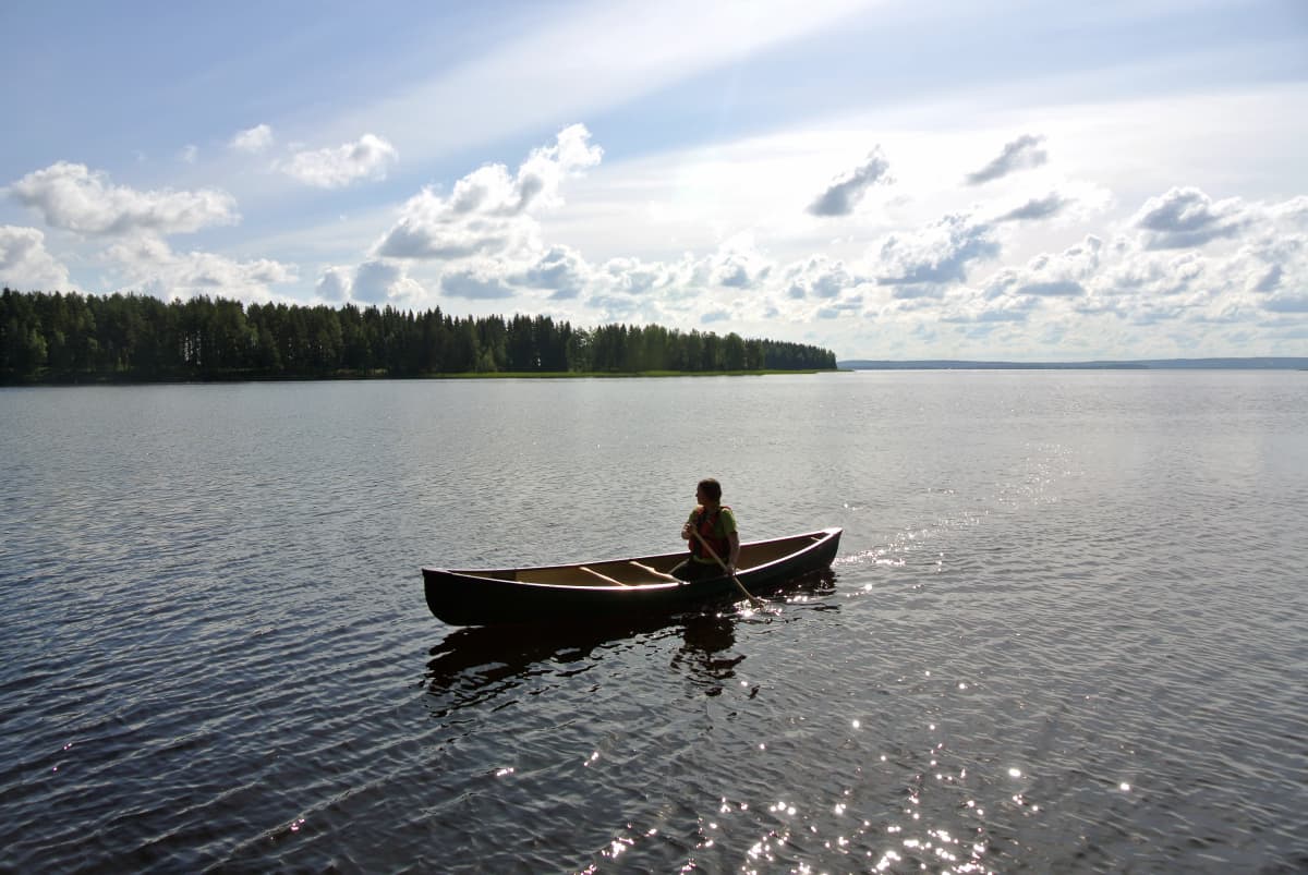 Kyrönjoen KoskiHäjyjen meloja Susanna Siirtola meloo kanootilla Lappajärvellä.