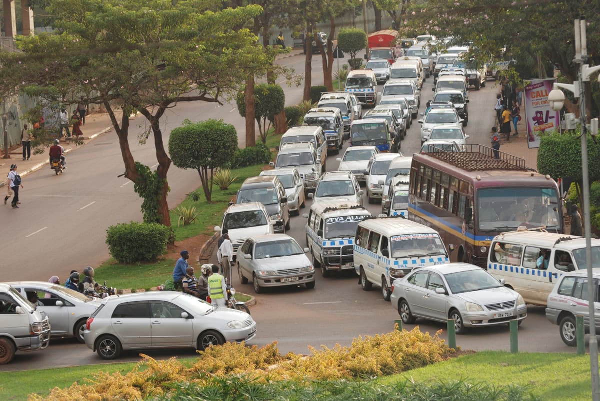 Autoja kadulla Kampalassa.