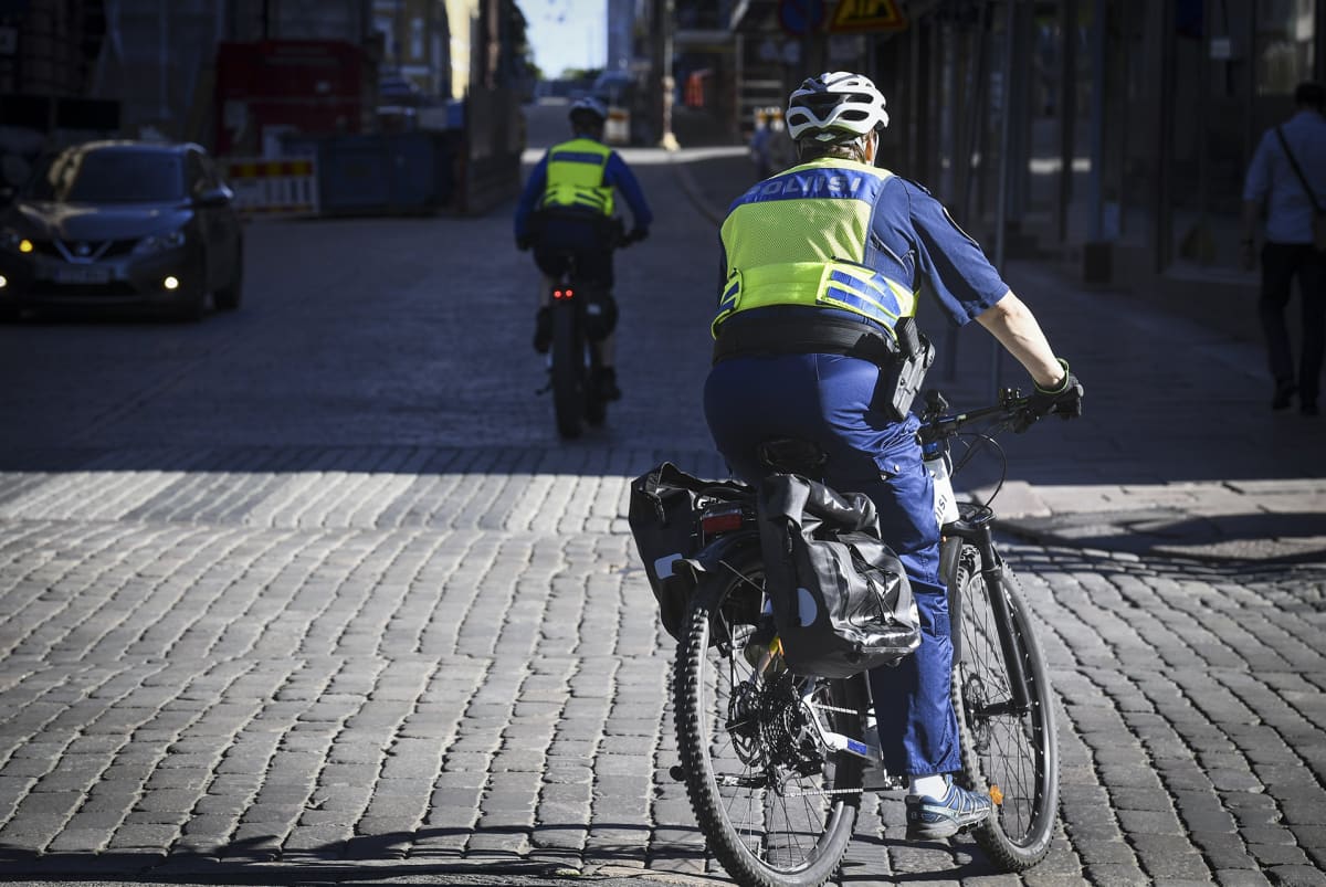 Polkupyöräpoliisi Helsingin keskustassa 30. toukokuuta.