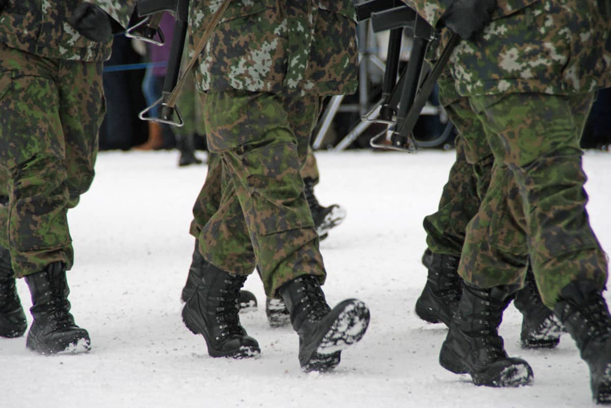 Marssivien sotilaiden jalkoja.