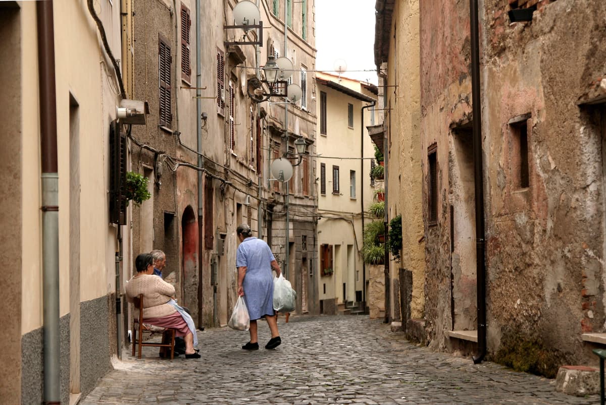 Vanhuksia italialaisessa kylässä.
