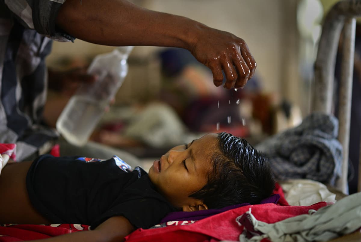 Malariaan sairastunutta lasta hoidetaan Kanchanpurin sairaalassa Tripurassa, Intiassa, 16. kesäkuuta.