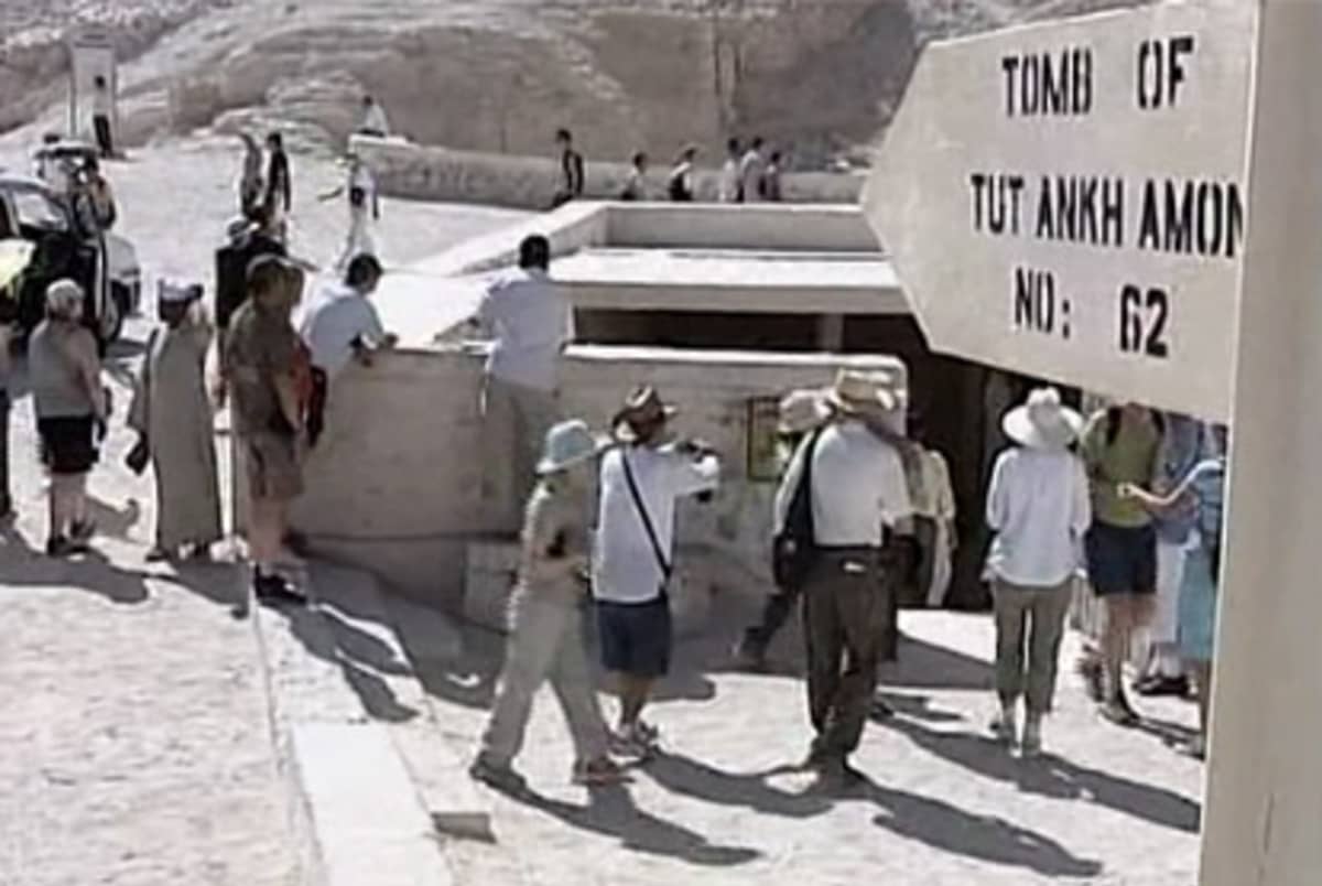 turisteja Tutankhamonin haudalla