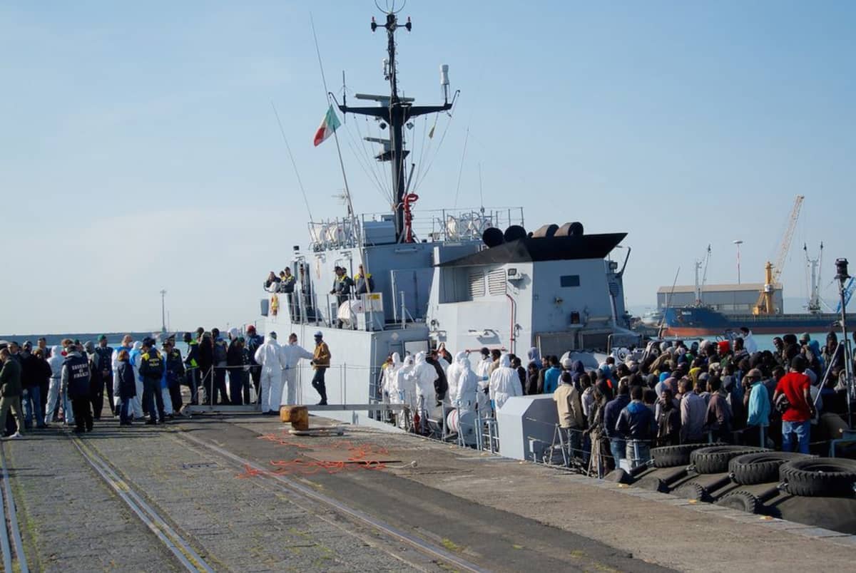 Siirtolaisia saapuu Catanian satamaan Sisiliassa.