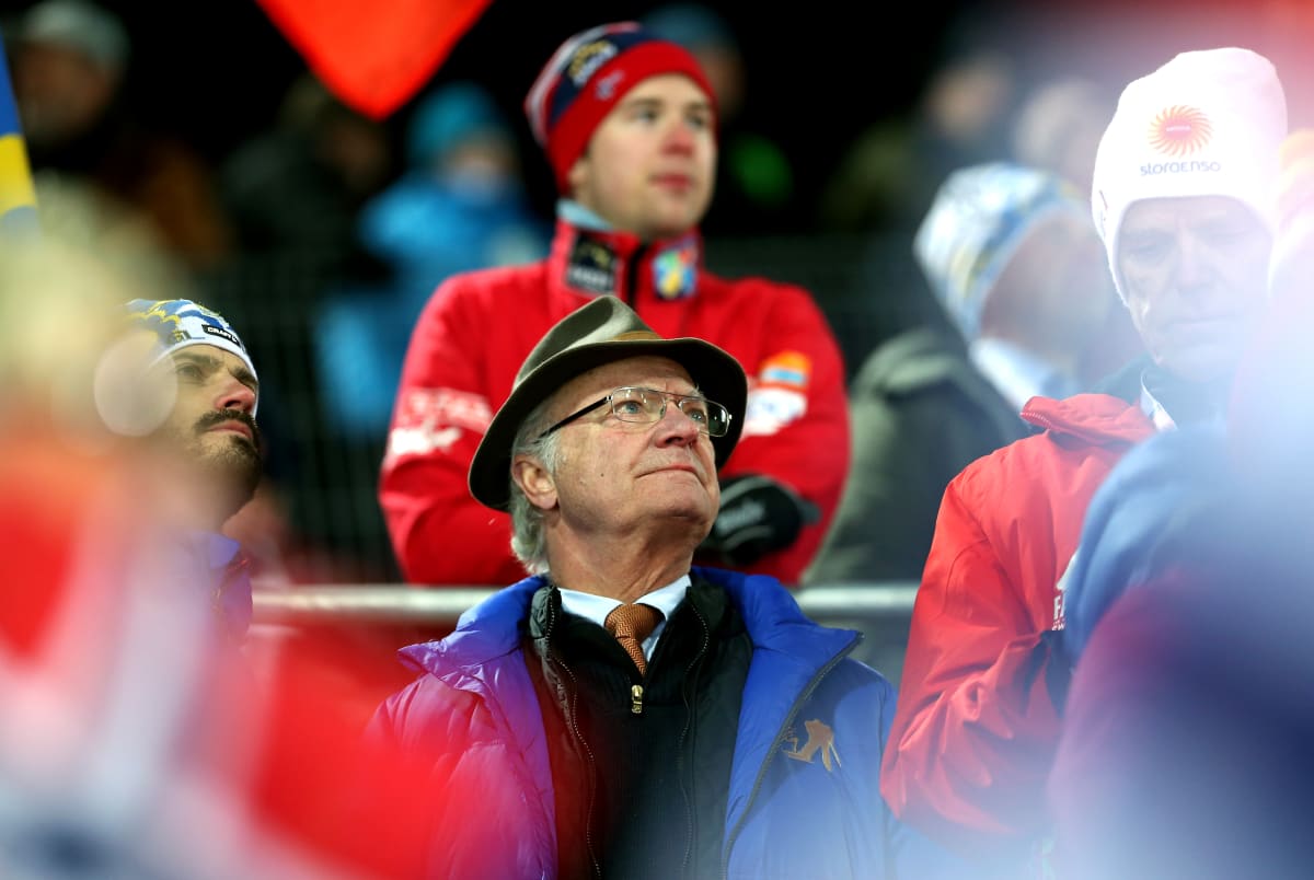 Kuningas Kaarle Kustaa ja kuningatar Silvia seuraavat mäkihyppyä Falunin MM-kisoissa helmikuussa 2015.