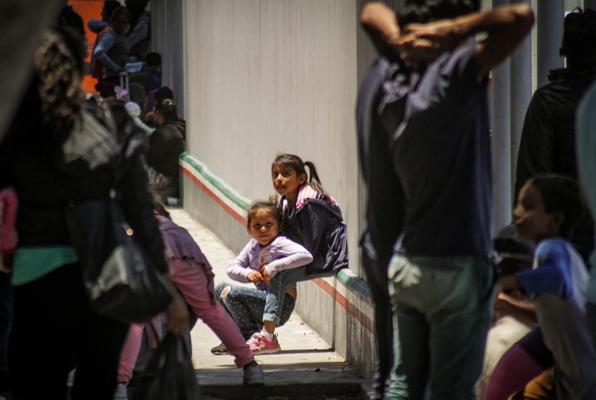 Keskiamerikkalaisia siirtolaisia pyrkimässä Yhdysvaltoihin Garita El Chaparralin raja-asemalla Meksikossa.