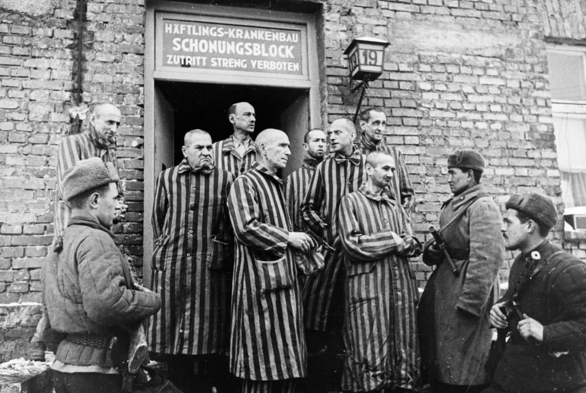 Puna-armeijan sotilaita Auschwitzin vankien kanssa.
