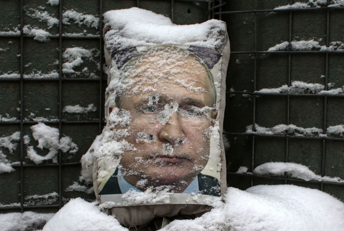 Vladimir Putinia esittävä kuva ammustauluna. Lunta on satanut kuvan päälle.