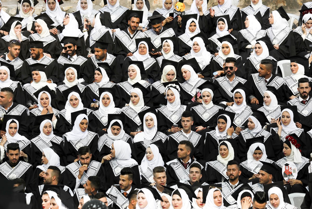 Palestiinalaiset opiskelijat juhlivat valmistujaisjuhlissa Hebronissa.