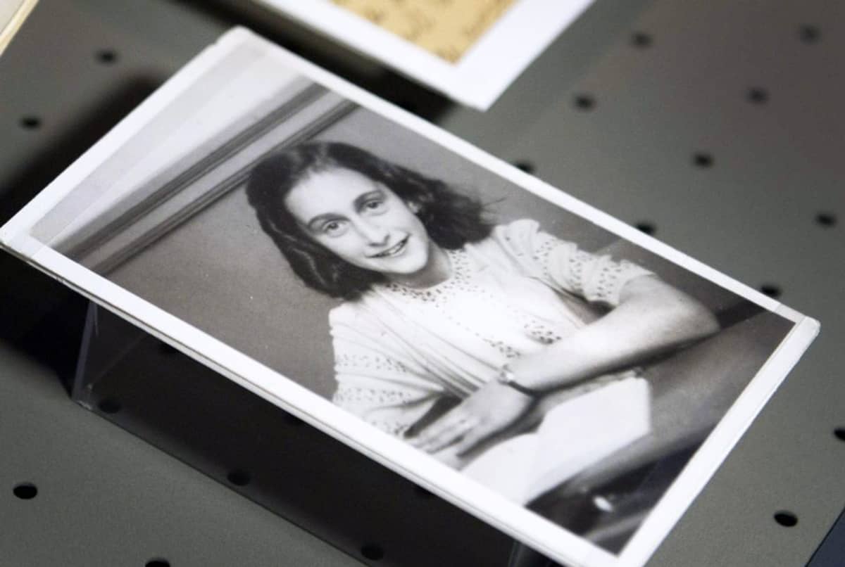 Valokuva Anne Frankista hänen nimeään kantavassa museossa Amasterdamissa.